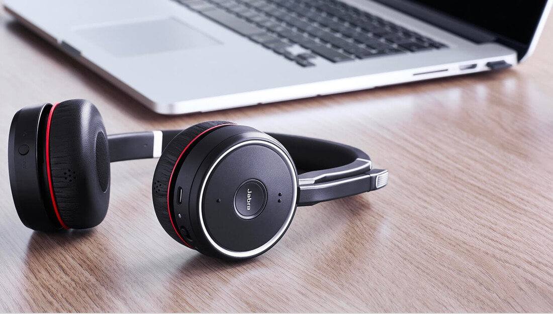 Jabra headset på et bord Jabra headset på et bord