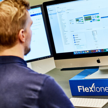 Medarbejder arbejder med design af Flexfones platforme