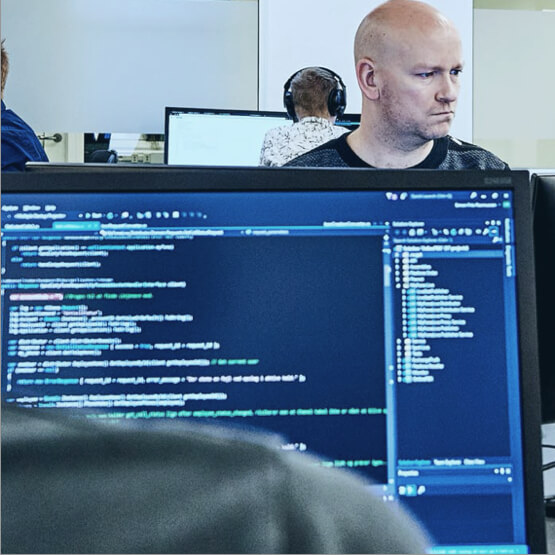 Medarbejdere arbejder ved computere og koder